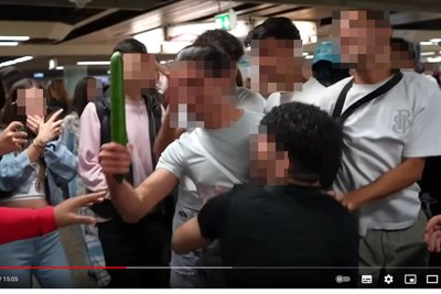 Frankfurt, Hauptwache: Im YouTube-Video „Die Talahons“ beleidigt ein junger Mann eine Frau, fragt sie dann: „Willst du auch afghanische Gurke?“