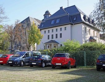 Auf dem Parkplatz vor dem Werdauer Polizeirevier soll ein Neubau errichtet werden.