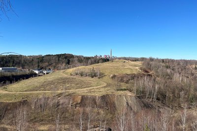 Muldenhütten-Landschaft: Jeder Hügel hat eine Vorgeschichte als Halde.