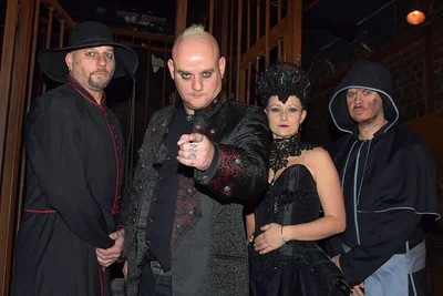 Carl Fornia (Gitarre), Martin Engler (Gesang), Katha Mia (Schlagzeug) und Manuel Antoni (Bass, von links) sind Mono Inc. 