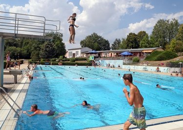 Blick in das Freibad von Waldenburg. 