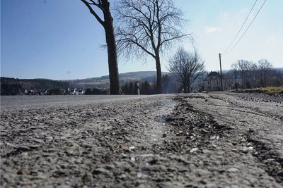 Die Kreisstraße zwischen Tirpersdorf und Lottengrün ist in einem schlechten Zustand. Ab Juni wird die Verbindung erneuert.
