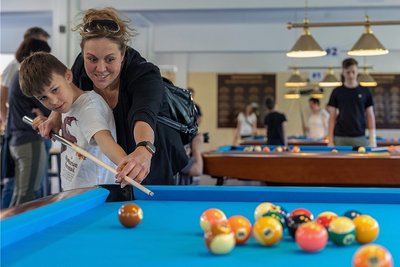 Auf einer der Etagen hat der Billard-Verein sein Domizil. Susanne und Jayke Hohaus versuchten sich am Samstag gleich einmal daran.