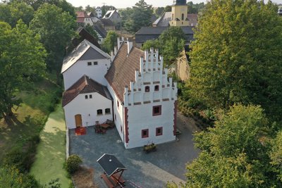 Besucher können sich am Kloster Frankenhausen umschauen und die Pilgerherberge besichtigen.