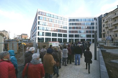 Zahlreiche Besucher stehen vor dem Technischen Rathaus an.