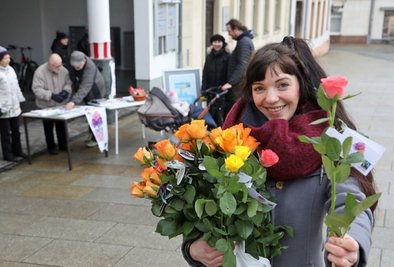Julia Stein von der Steuerungsgruppe verteilt in Glauchau fair gehandelteRosen. Dies war eine von mehreren Aktionen der Gruppe. 