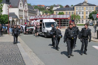 Das regionale Antifa-Bündnis hatte am Mittwoch in Aue zum Gegenprotest gerufen – hier ist der Protestzug am Postplatz zu sehen. Begleitet wurde er von der Polizei.