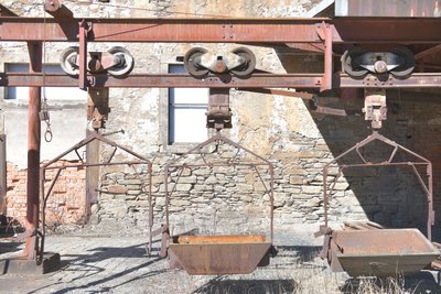 Die Schlackenkübel vor der Schachtofenhütte .