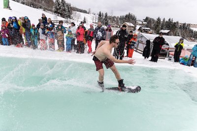 Zuschauermagnet war die Waterslide, bei der die Teilnehmer ein 17 Meter langes und eisig kaltes Wasserbecken überwinden mussten.