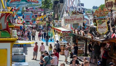 Dem zunächst eher verhaltenen Start des Volksfestes Kät in Annaberg-Buchholz folgte später Publikumsansturm. 
