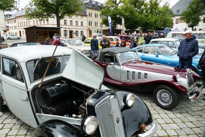 Neben zahlriechen historischen Motorrädern waren auch um die 100 Oldtimer auf vier Rädern beim Marienberger Jubiläum zu bestaunen.
