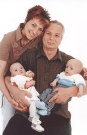 Anita und Heiko Hübner aus Schwarzenberg fahren am Samstag mit ihren Kindern Niclas und Katharina zum Drillingstreffen.