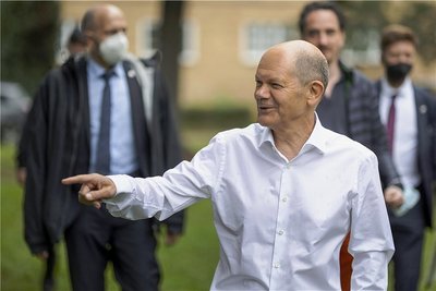 ... ebenso bürgernah wie SPD-Kandidat Olaf Scholz beim Bürgergespräch in Potsdam. 