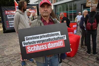 Ein Teilnehmer des Linken-Protests gegen steigende Lebenshaltungskosten und Energiepreise am Johannisplatz in Chemnitz.
