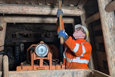 Im Bergwerk wird auch heute körperliche Kraft benötigt.