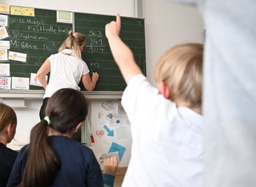 Für Grundschulkinder sehen Wissenschaftler erhebliche Risiken bei der Nutzung sozialer Medien. (Archivbild) 