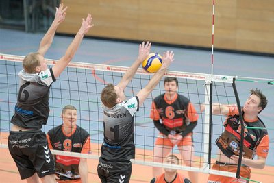 Nachdem er zuletzt im Regionalliga-Team des VC Zschopau meist als Libero fungiert hatte, übernahm Philipp Kramp (rechts) diesmal die Rolle des Außenangreifers und konnte gegen den SV Bad Düben mit vielen Schmetterbällen punkten.