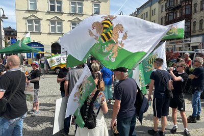 Etwa 60 Kundgebungsteilnehmer waren dem Aufruf der „Freien Sachsen“ auf den Altmarkt in Aue gefolgt. Später schlossen sich weitere an. Die Polizei sprach am Abend von 120 Teilnehmern.