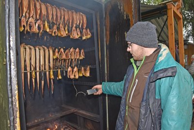 An den Schusterteichen im Stadtwald Oederan kümmerte sich Luca Zimmermann beim Fischereifest 2024 um die Räucheröfen.