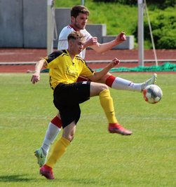 Im jüngsten Derby beim BSC Freiberg zogen die TSV-Kicker mit 0:1 knapp den Kürzeren. Hier blockt der Flöhaer Abwehrspieler Franz Schwarz (hinten) den Laufweg des Freiberger Stürmers Kevin Seifert. 