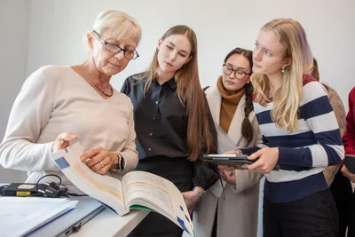 Von der Schulbank direkt ins Studium. Bei der Dozentin für Rechnungswesen, Ines Berger (links), sitzt Oleksandra Kachan (2. von links) seit Oktober 2024 im Kurs.
