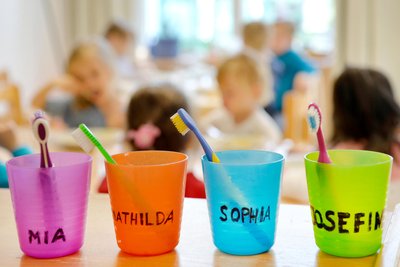 Je weniger Kinder in einer Einrichtung betreut werden, desto weniger Personal gibt es dort. Das kann bei kleinen Kitas schnell zu Engpässen führen, warnt das Jugendamt.