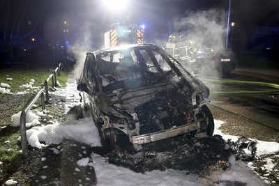 An der Wiesenstraße brannte gegen 23 Uhr ein Auto.