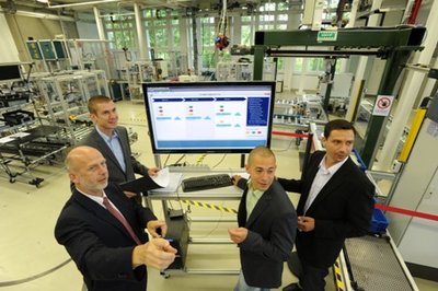 Egon Müller (vorn links), Professor für Fabrikplanung an der Technischen Universität Chemnitz, mit den Cappcore-Geschäftsführern Markus Kohlmüller, Andreas Opitz und Ronald Schirmer (von links) bei der Inbetriebnahme der neuen Software in der Experimentierfabrik der TU an der Erfenschlager Straße.