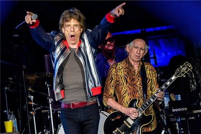 Mick Jagger (links) und Keith Richards von den Rolling Stones spielen während der "No Filter"-Tour im The Dome at America's Center. Foto: Amy Harris/Invision/AP/dpa