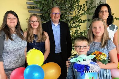 Familie Anne (l.) und Mario Kriegel (3. v. links) mit ihrem Schulanfänger Emil, den Töchtern Clara (2. v. links) und Rosa sowie Klassenleiterin Kerstin Hofmann. 