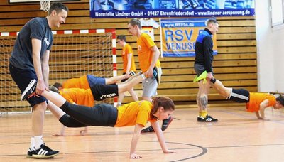 Marcus Burghardt (l.) brachte die Nachwuchstalente des RSV Venusberg - hier Kim Richter - bei einer Trainingseinheit ins Schwitzen.