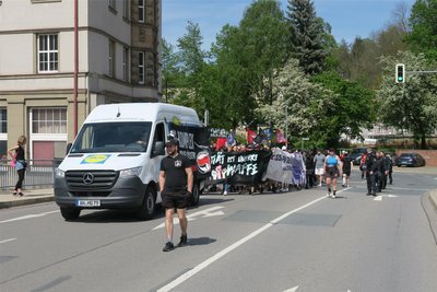 Das „Spektrum 360°“ hatte seine Kundgebung am Bahnhofsvorplatz in Aue begonnen. Von dort aus liefen die Teilnehmer in Richtung Postplatz.