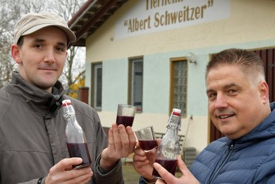 Im Freiberger Tierheim verkosteten Christian Baltrusch und Thomas Weigel (v. l.) den Likör „Streunerblut“, hier ein Archivbild.