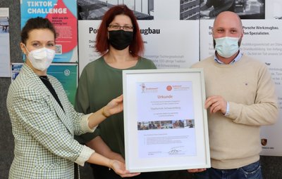 Projektmanagerin Lisa-Maria Krastel (l.) von der Strahlemann-Stiftung übergab zur Eröffnung der Talent-Company an der Stadtschule Schwarzenberg an Schulleiterin Ina Wollschläger und Praxisberater Danny Schneider eine Urkunde, mit der die optimale Begleitung Jugendlicher in die Berufsausbildung gewürdigt wird.
