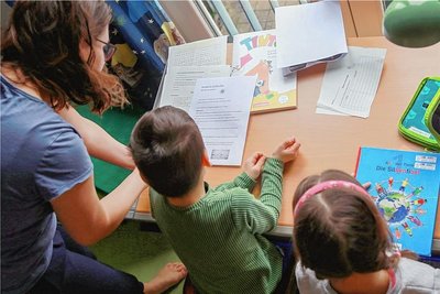 Hausaufgaben, Hobbys der Kinder, Haushalt und vielleicht noch selbst berufstätig. Viele Mütter fühlen sich überfordert. Manchmal scheitert eine verordnete Auszeit sogar am Eigenanteil, der dafür zu zahlen ist. 