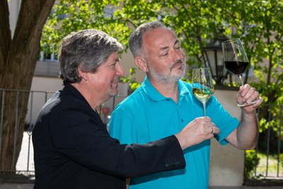 Vorsitzender Steffen Krebs (links) und Schatzmeister Udo Gnüchtel vom Initiative-Verein stimmen sich schon mal auf das Weindorf beim Plauener Frühling ein.
