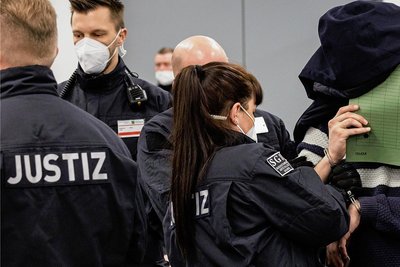 Einige der sechs Angeklagten aus dem arabischstämmigen Clan versteckten auf dem Weg in den Gerichtssaal die Gesichter hinter Aktendeckeln. Nicht so Mohamed R., der zusammen mit Wissam R. im Grünen Gewölbe die Axt geschwungen haben soll. Er grüßte Freunde im Zuschauerraum. 