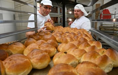 Brötchen, Brot und andere Backwaren werden täglich in der Ausbildungsbäckerei des Don-Bosco-Jugend-Werkes in Burgstädt von Lehrlingen hergestellt.