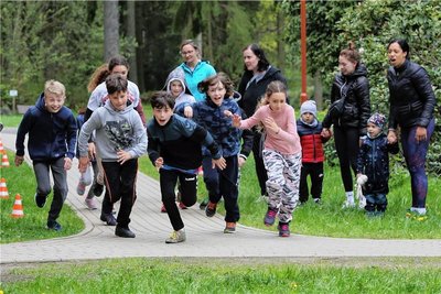 Im Park vom Mutter-Vater-Kind-Kurheim in Grünhain gab es am Donnerstag einen Spendenlauf. 