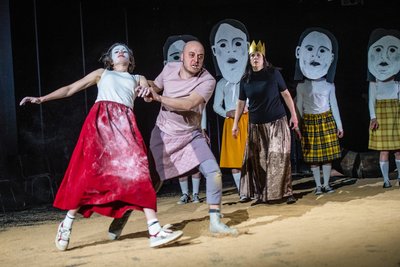Spiel mit Masken: Alida Bohnen (Antigone, von links), Patrick Berg (Wächter), Susanne Stein (Kreon), Chor der Toten (Cornelia Mercedes Dexl, Anna Huberta Präg, Patrick Wudtke, Konstantin Weber).