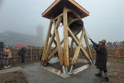 Geschätzte 500 Gäste erlebten auf dem Fichtelberg das erste Einheitsläuten der neuen Friedensglocke.