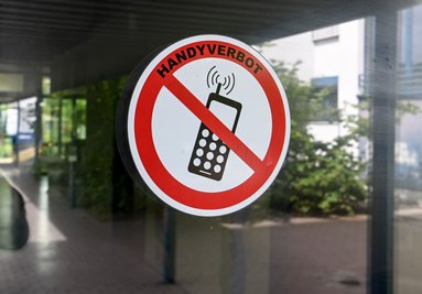 Bei Grundschulkindern ist bei Smartphone-Nutzung laut NRW-Schulministerium Zurückhaltung geboten. (Archivbild) 