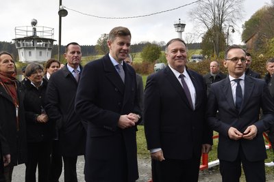 Bundesaußenminister Heiko Maas (SPD), Mike Pompeo, (2. von rechts) Außenminister der USA, und Richard Grenell (4. links), US-Botschafter in Deutschland besuchen Mödlareuth bei Hof. 