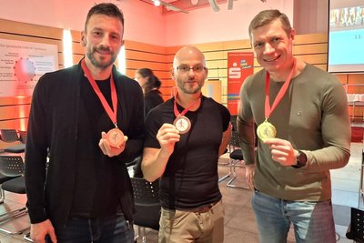 Robert Walther gewann beim Sparkassen-Laufcup die AK M II vor Marco Hofmann und Benjamin Jeschke (v. r.)