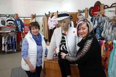 Inhaberin Jutta Korb (links) und Verkäuferin Manuela „Manu“ Steigemann mit Schaufensterpuppe „Schnecki“, die auch schon lange Jahre in der Altstadtboutique Dienst tut.