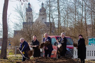 Endlich geht's los: Stadtrat Bernd Stubenrauch (links) und OB Steffen Zenner (Mitte) waren die Hauptakteure beim Baustart-Termin. 