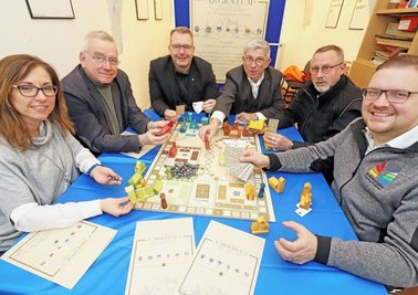 Zum ersten Probespiel mit dem Prototypen des Welterbe-Spiels "Argentum" trafen sich Anja Fiedler, Andreas Schwinger, Sven Krüger, Klaus-Dieter Barbknecht, Axel Schneegans und Steve Ittershagen (v.l.). 