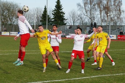 Bei Eckbällen sind die in Gelb gekleideten Marienberger nun deutlich gefährlicher.