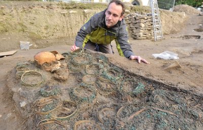 Dutzende Kränze aus Holzspänen, umwickelt mit filigranem Kupferdraht und Blütenornamenten, bedecken diesen Leichnam, den Grabungsleiter Matthias Schubert am Dom St. Marien in Augenschein nimmt.