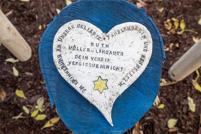 Zur Erinnerung an ihre Tanzlehrerin haben die Mitglieder des Vereins Vergissmeinnicht einen Baum gepflanzt. Diese Plakette weist darauf hin.